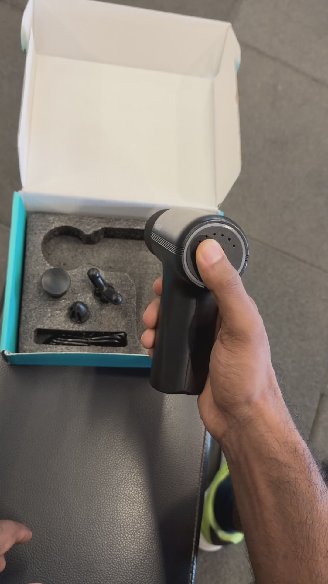 Load video: Salpido MG05 massage gun unboxing and use at the gym